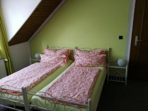 dwa łóżka siedzące obok siebie w sypialni w obiekcie Pension Harmonie w mieście Erfurt