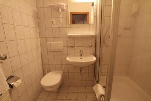 Ein Badezimmer in der Unterkunft Hotel Weisse Taube
