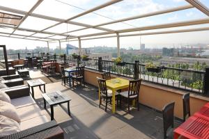 un restaurante con mesas y sillas en un balcón en Hotel Ten Constanta en Constanza