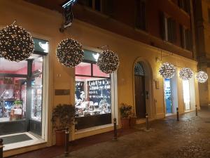 un magasin avec des lumières suspendues du côté d'un bâtiment dans l'établissement Tetti Rossi, à Bologne