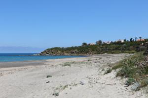 a sandy beach with the ocean in the background at casa verdemare in Cefalù