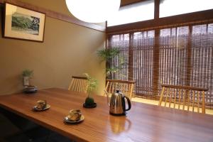 drewniany stół z czajnikiem na górze w obiekcie Guest House Sawaragi w mieście Kioto