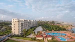 una vista aérea de un complejo con un río en Hotel Verde Zanzibar - Azam Luxury Resort and Spa, en Zanzíbar