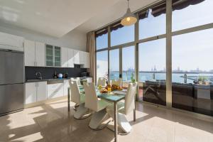 a kitchen and dining room with a table and chairs at Living Las Canteras Homes - PENTHOUSE FREE PARKING in Las Palmas de Gran Canaria