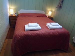 ein Schlafzimmer mit einem Bett mit zwei Handtüchern darauf in der Unterkunft Brackenborough Hall Coach House - Stables in Louth