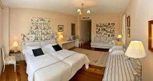 Posteľ alebo postele v izbe v ubytovaní Hotel Santa Coloma del Camino