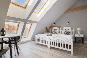 Posteľ alebo postele v izbe v ubytovaní Living Apartments Poznań