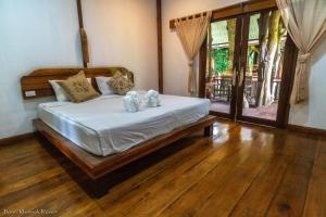 考索的住宿－Baan Khaosok Resort，一间卧室配有一张床,上面有两条毛巾