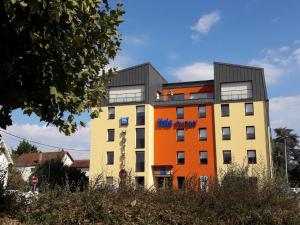 a building with the words us market painted on it at ibis budget Auxerre Centre in Auxerre