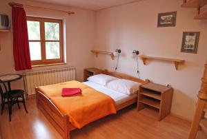 Un dormitorio con una cama con una toalla roja. en Willa Jasna, en Czorsztyn