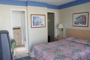 a hotel room with a bed in a room at Budget Inn in El Cerrito