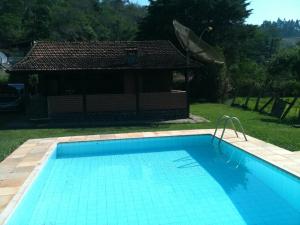 duży basen przed domem w obiekcie Miguel Pereira, Casa Na Serra, RJ w mieście Miguel Pereira