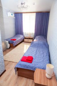 ジヴェエヴォにあるHotel Valentinaのベッドルーム(ベッド2台、紫色のカーテン付)
