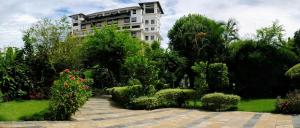 Um jardim no exterior de Hotel Tulsi