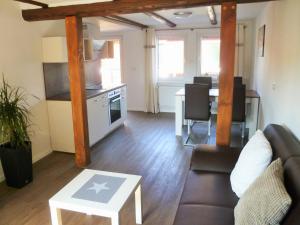 een woonkamer met een bank en een tafel bij Ferienwohnung Schreiberstraße in Wernigerode
