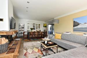 ein Wohnzimmer mit einem Sofa und einem Tisch in der Unterkunft Villa Astrantia in Bruinisse