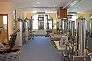 einen Fitnessraum mit einer Reihe von Heimtrainern und Laufbändern in der Unterkunft Bedford Hotel in Lytham St Annes