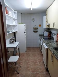 A kitchen or kitchenette at Apartamento Turístico Príncipe Cáceres AT-CC-00415