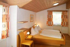 Un pat sau paturi într-o cameră la Ferienhaus Steger Maria