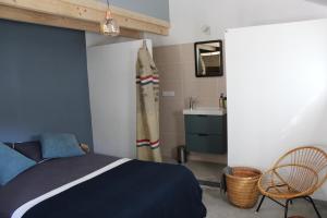 een slaapkamer met een bed en een wastafel bij Het Aambeeld in Wanroij