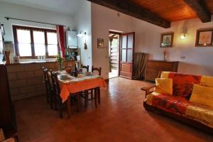 a kitchen and living room with a table and a couch at Appartamento TRE QUERCE di Guerrini Mariella in Sorano