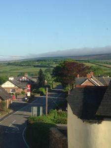 Blick auf eine Straße in einem kleinen Dorf in der Unterkunft Exmoor House in Wheddon Cross