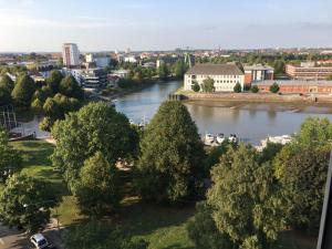 uitzicht op een rivier met bomen en gebouwen bij City Weserblick in Bremerhaven