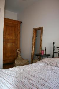 una camera con letto e specchio di Il Piano Nobile a Colmar