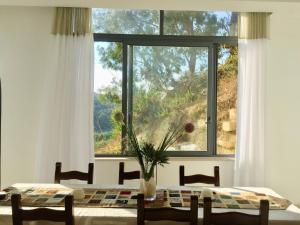 Habitación con ventana, mesa y sillas en Newly furnished appt in Gozo, en Victoria