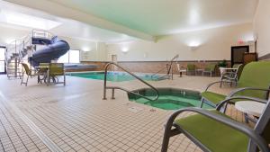 Best Western Plus Havre Inn & Suites tesisinde veya buraya yakın yüzme havuzu