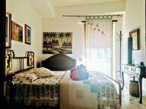 Schlafzimmer mit einem Bett und einem Fenster in der Unterkunft Terrazza incanto in Formia