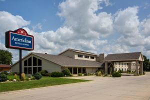 een bord voor een gebouw bij AmericInn by Wyndham Iowa Falls in Iowa Falls