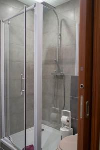 uma casa de banho com um chuveiro, um WC e uma banheira em Magnifiques Appartements au coeur du Vieux Nice em Nice