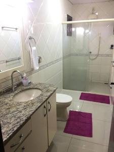 a bathroom with a sink and a toilet and a shower at Casa Da Tiete - Foz do Iguaçu - PR in Foz do Iguaçu