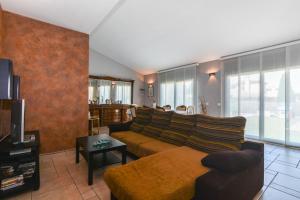 a living room with a couch and a table at Casa Cerca De La Playa in Vidreres