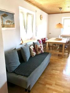 uma sala de estar com um sofá e uma mesa em Schwarzwaldmädel em Sankt Peter