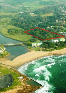 una vista aérea de una playa con una caja roja en Kingfisher E, en Shelly Beach