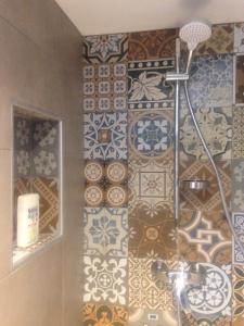 ミヨーにあるL'olivierのタイル張りのバスルーム(シャワー付)