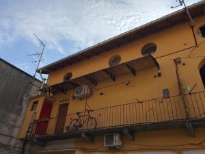 een fiets op een balkon van een gebouw bij 21House - Appartamento 1 in Busto Arsizio
