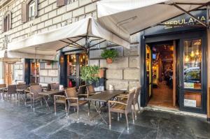 ローマにあるMerulana 139 Suitesの建物の前にあるレストラン