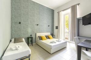 ローマにあるMerulana 139 Suitesのベッド2台と窓のある寝室