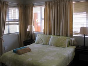 um quarto com uma cama com uma toalha em La Mer A em Margate