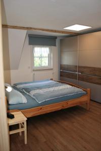 1 dormitorio con 1 cama grande en una habitación en Zum-Seiffener-Sprengmeister, en Seiffen