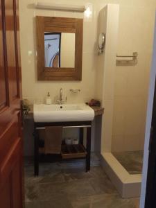 y baño con lavabo, espejo y bañera. en Domaine Les Rochers, en La Digue