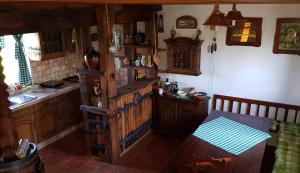 Una cocina con una puerta de madera y una mesa. en Apartma Lipek, en Pristava