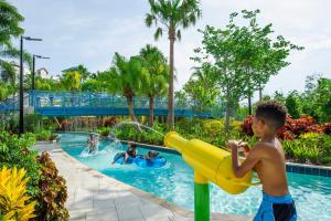 Bazén v ubytování The Grove Resort & Water Park Orlando nebo v jeho okolí