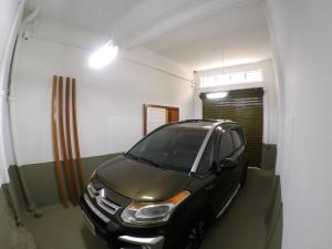 un pequeño coche aparcado en un garaje en Casa em Petropolis 7 min do Museu, en Petrópolis