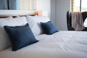 Postel nebo postele na pokoji v ubytování Qualicum Beach Inn