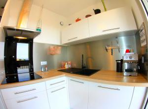 Una cocina o zona de cocina en Grand Studio Vue Mer