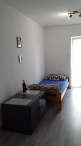 ein Schlafzimmer mit einem Bett und einem Tisch darin in der Unterkunft Mazury apartament in Woźnice